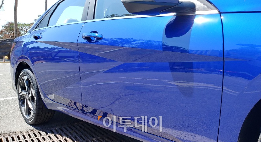 ▲옆 모습에는 캐릭터라인이 Z자로 강하게 들어가 있다. (유창욱 기자 woogi@)