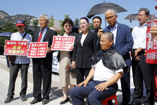 ▲지난해 9월 18일 오전 청와대 앞 분수대 광장에서 차명진 전 의원이 삭발하는 모습. (연합뉴스)