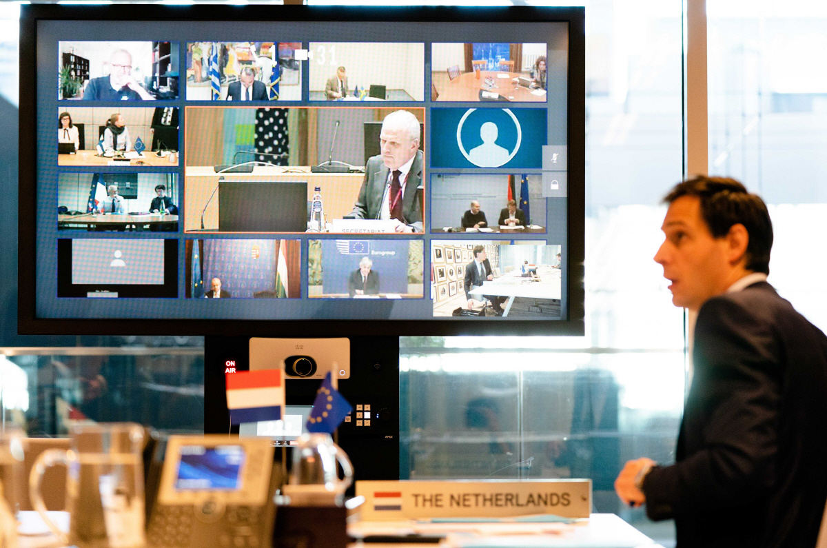 ▲봅커 혹스트라 네덜란드 재무장관이 7일(현지시간) 화상으로 이뤄진 EU 재무장관 회의에 참석하고 있다. EU 재무장관들은 코로나19 경제대책 도출을 위해 8일까지 16시간 이상 마라톤 회의를 했지만 합의에 실패했다. 헤이그/EPA연합뉴스 