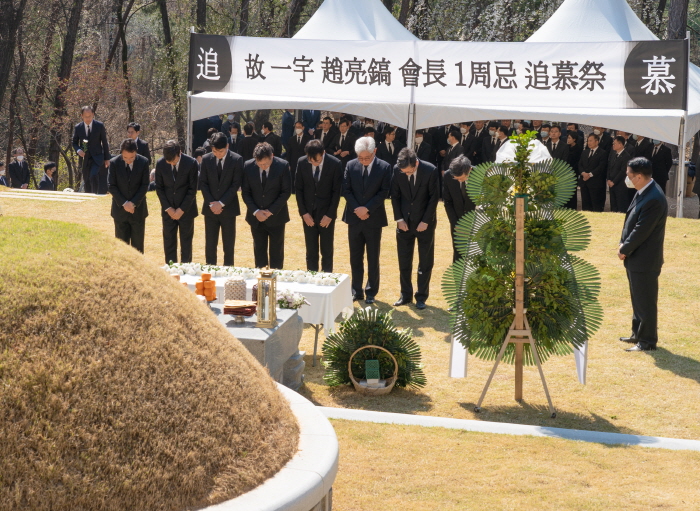 ▲8일 오후 경기도 용인시 하갈동 소재 신갈 선영에서 한진그룹 임원 및 관계자들이 참석한 가운데 고(故) 조양호 회장 1주기 추모행사가 진행되고 있다. 사진제공=한진그룹