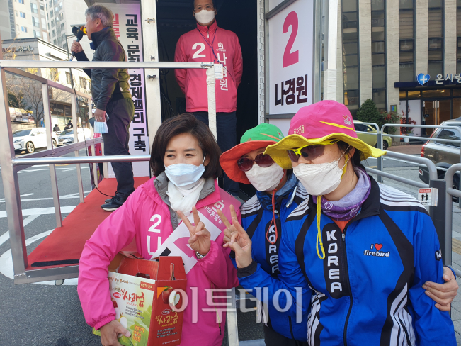 ▲21대 총선 서울 동작을 지역구에 출마하는 나경원 미래통합당 후보가 8일 장애아동과 함께하는 자전거 지역 모임 '불새' 구성원들과 인증샷을 찍고 있다. (사진=이꽃들 기자 flowerslee@)