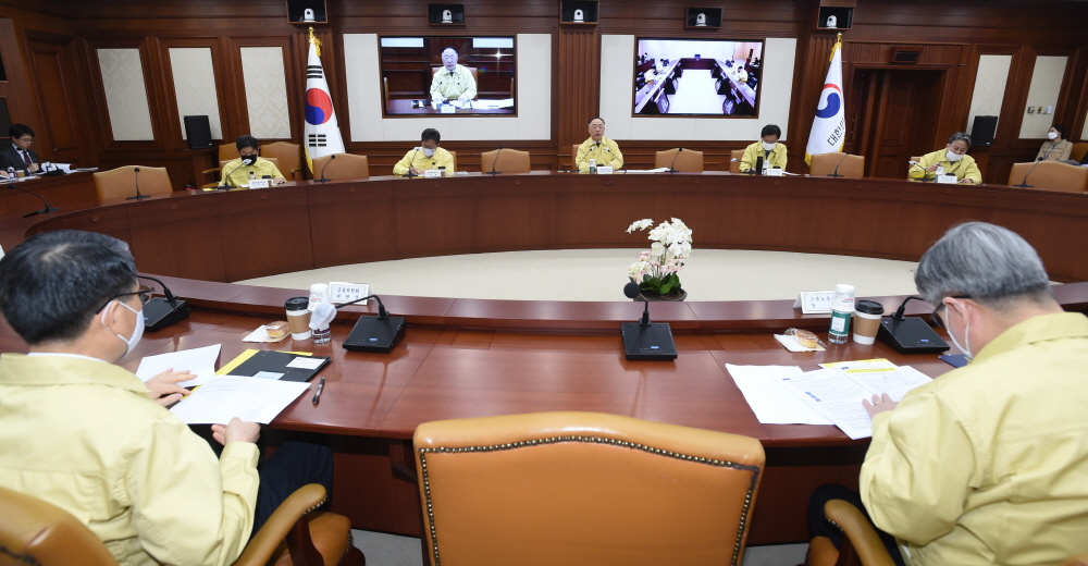 ▲홍남기 경제부총리 겸 기획재정부 장관이 9일 정부서울청사에서 열린 '제14차 코로나19 대응 경제관계장관회의 겸 제4차 위기관리대책회의'를 주재하고 있다. (사진제공=기획재정부)