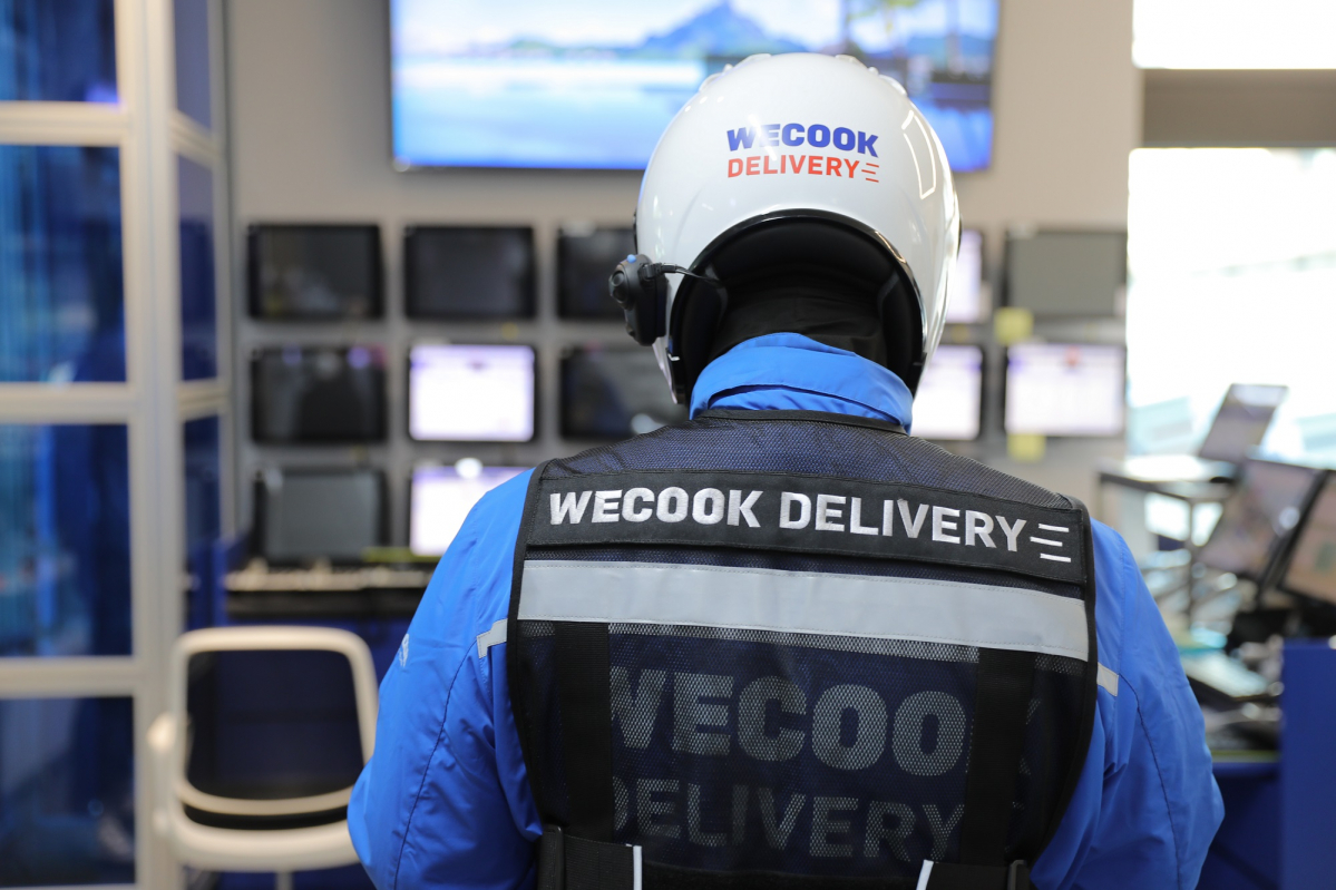 ▲음식 픽업 대기 중인 위쿡딜리버리 라이더 (사진제공=위쿡)