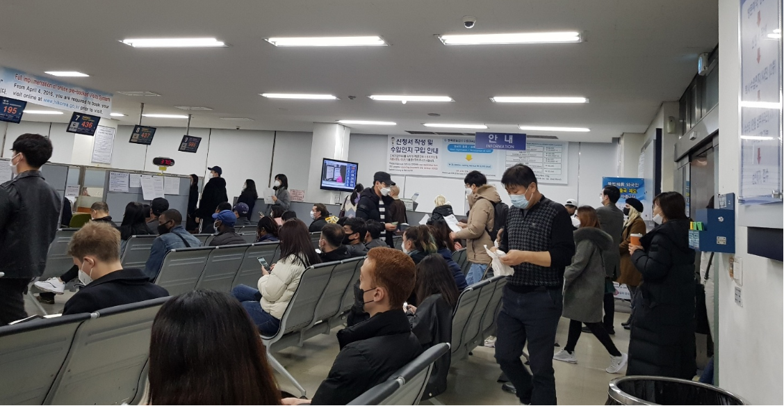 ▲이달 1일 서울출입국·외국인청 외국인 민원 대기 사진 (법무부)