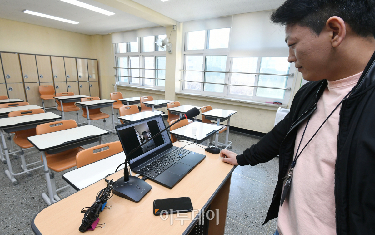 ▲신종 코로나바이러스 감염증(코로나19) 확산 차단을 위해 전국의 중고교가 중3·고3 학생을 대상으로 온라인 개학을 시작한 9일 서울 도봉구 북서울중에서 3학년 1반 정길재 선생님이 화상으로 학생들의 출석 확인을 하고 있다. (신태현 기자)