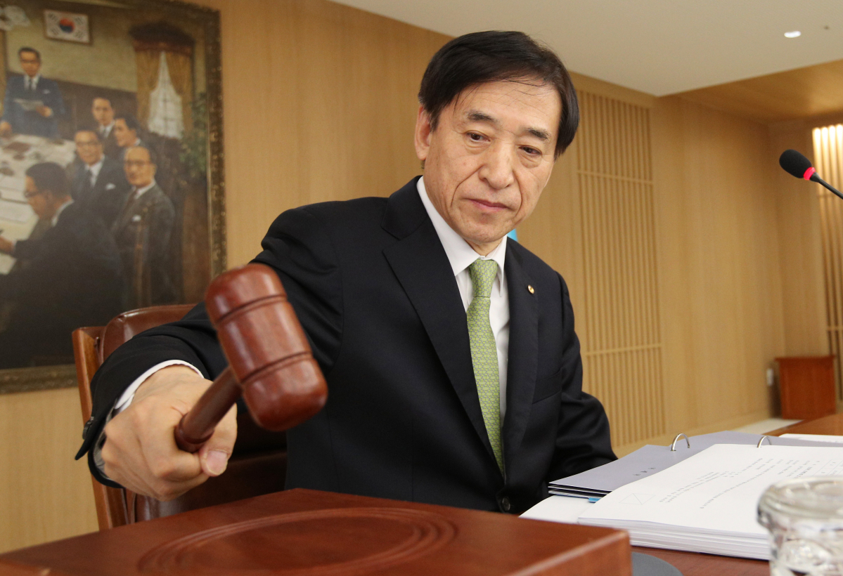 ▲이주열 한국은행 총재가 9일 서울 중구 한국은행에서 열린 금융통화위원회에서 의사봉을 두드리고 있다. (사진제공=한국은행)