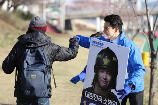 ▲오영환 더불어민주당 경기 의정부시갑 후보가 유권자와 인사를 나누고 있다. (오영환 후보 사무소)
