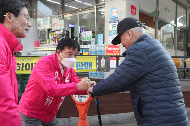▲강세창 미래통합당 경기 의정부시갑 후보가 시민과 인사하고 있다.  (연합뉴스)