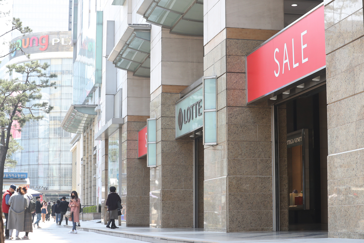 ▲봄 세일 간판이 내걸린 롯데백화점 본점 에비뉴엘 매장 입구. (연합뉴스)