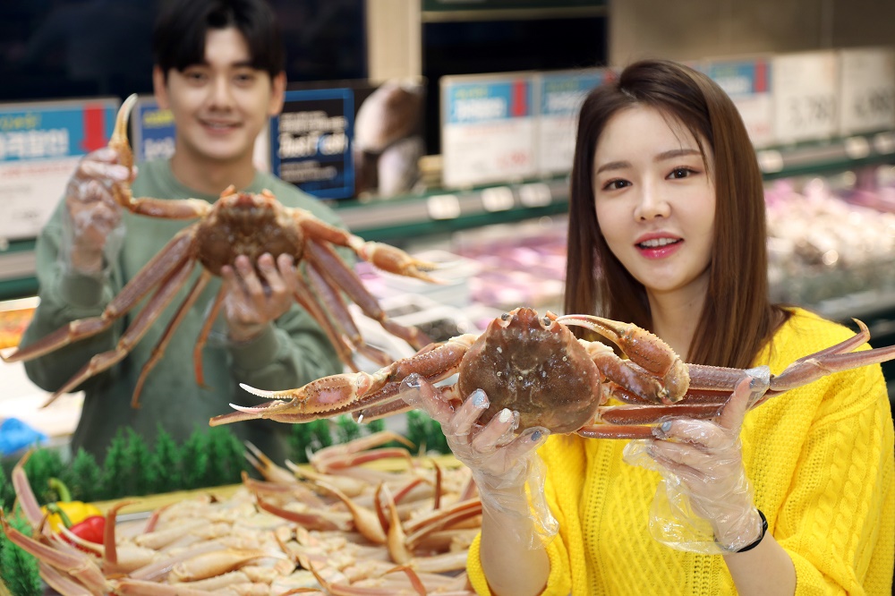 ▲9일 오전 이마트 용산점 수산매장에서 모델들이 러시아산 활 대게 행사를 소개하고 있다. (사진제공=이마트)