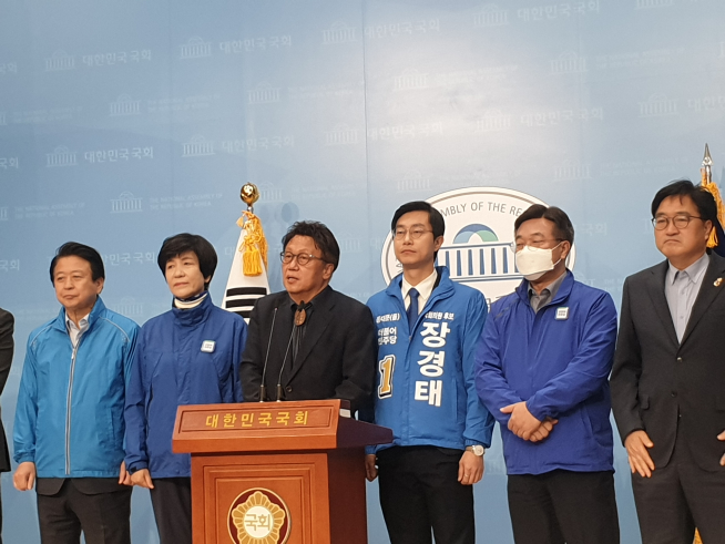 ▲10일 국회 소통관에서 제21대 국회의원선거 동대문을에 출마한 민병두 의원이 사퇴 및 장경태 더불어민주당 후보 지지 선언을 하고 있다. (이주혜기자(winjh@))