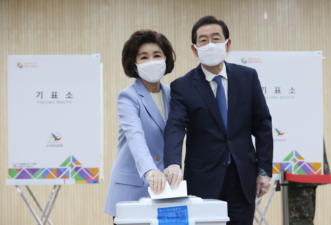 ▲비닐장갑 끼고 사전투표하는 박원순 서울시장 부부. (연합뉴스)