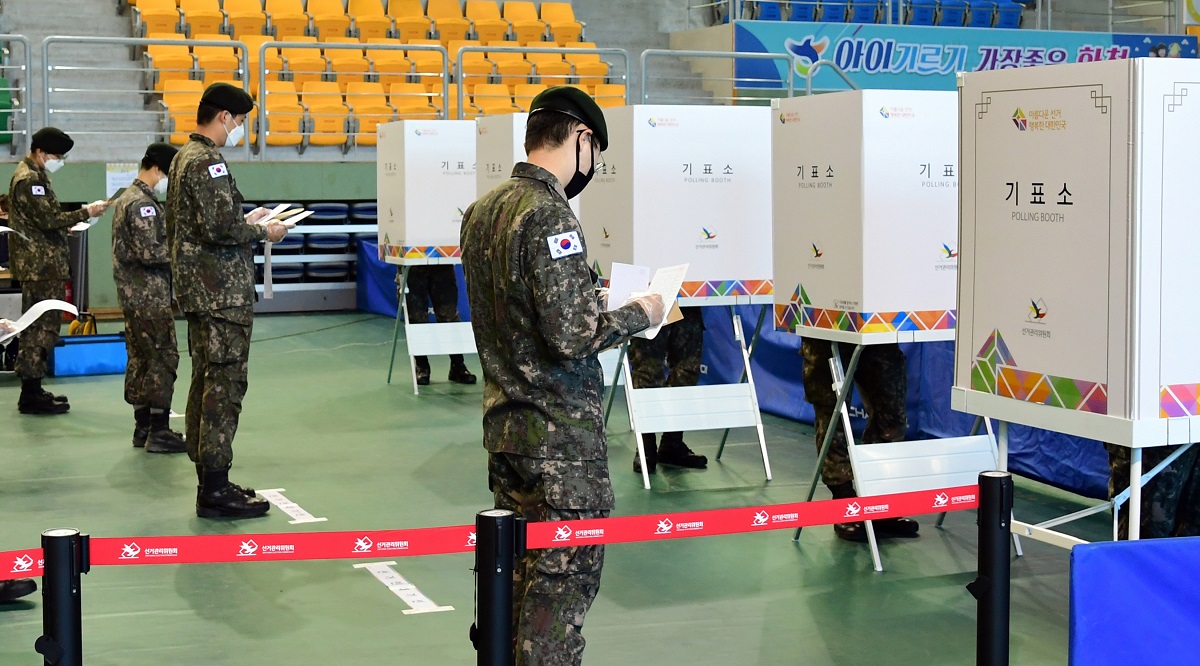 ▲제21대 국회의원선거 사전투표가 진행된 첫날인 10일 강원 화천군 화천읍 체육관에 마련된 투표소에서 군인들이 사전투표에 나서고 있다. (사진제공=화천군)
