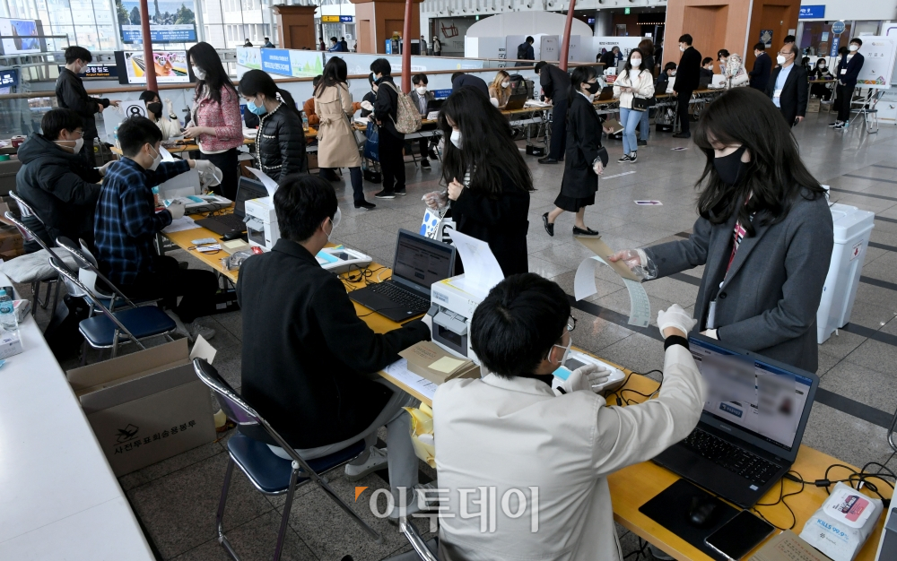 ▲제21대 국회의원선거 사전투표가 시작된 10일 서울 용산구 서울역에 설치된 남영동 사전투표소에서 투표가 진행되고 있다. 유권자라면 11일까지 별도의 신고 없이 전국(3508곳) 어느 사전투표소에서나 사전투표할 수 있다. 투표 시간은 오전 6시부터 오후 6시까지로 주민등록증, 여권, 운전면허증 등 관공서 또는 공공기관이 발행한 사진이 붙은 신분증을 지참해야 한다. (신태현 기자 holjjak@)