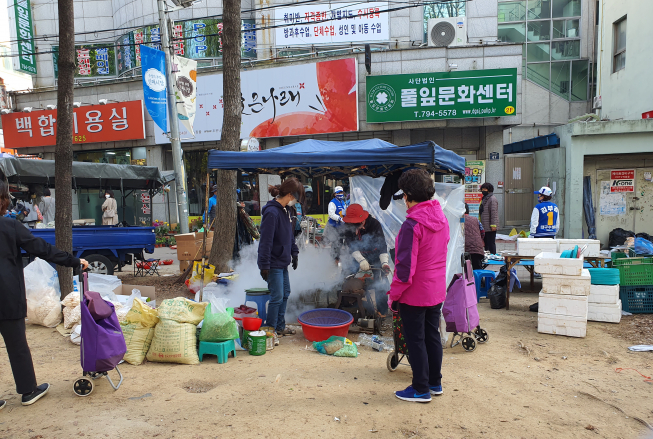 ▲9일 대구 수성구 신내시장 입구 뻥튀기 기계 주변 사람들이 모여 있다.  (대구=유혜림 기자 wiseforest@)