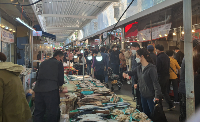 ▲9일 대구 신내시장 내부. 오후 3시께 시장 내부엔 제법 많은 방문객이 찾아 왔다.  (대구=유혜림 기자 wiseforest@)