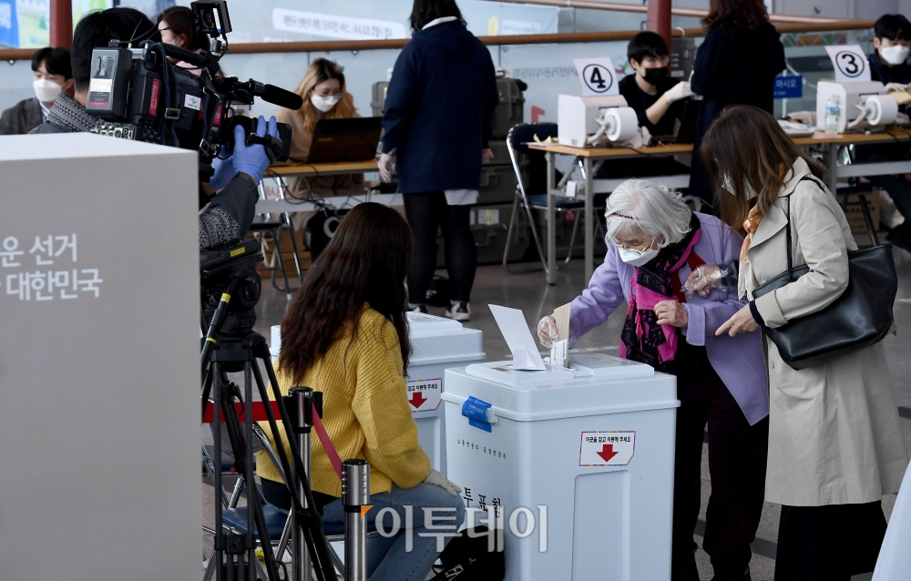 ▲제21대 국회의원선거 사전투표가 시작된 10일 서울 용산구 서울역에 설치된 남영동 사전투표소에서 투표가 진행되고 있다. (신태현 기자 holjjak@)