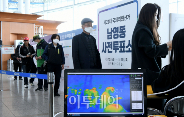 ▲제21대 국회의원선거 사전투표가 시작된 10일 서울 용산구 서울역에 설치된 남영동 사전투표소 앞에 열화상카메라가 설치돼 있다.  (신태현 기자 holjjak@)