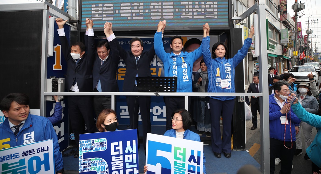 ▲더불어민주당 이낙연 상임공동선대위원장이 10일 충북 옥천공설시장 앞에서 보은·옥천·영동·괴산에 출마한 곽상언 후보(오른쪽 두번째)를 지원 유세하고 있다. (연합뉴스)