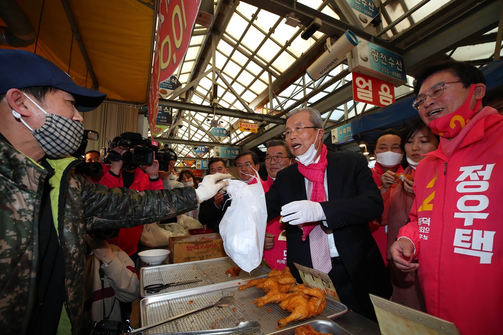 ▲지원유세를 나온 김종인 미래통합당 총괄선대위원장과 정우택 미래통합당 21대 총선 충북 청주시 흥덕구 후보자가 5일 충북 청주시 흥덕구 가경터미널시장을 방문해 거리유세를 하며 상인들에게 물건을 구매하고 있다.  (뉴시스)