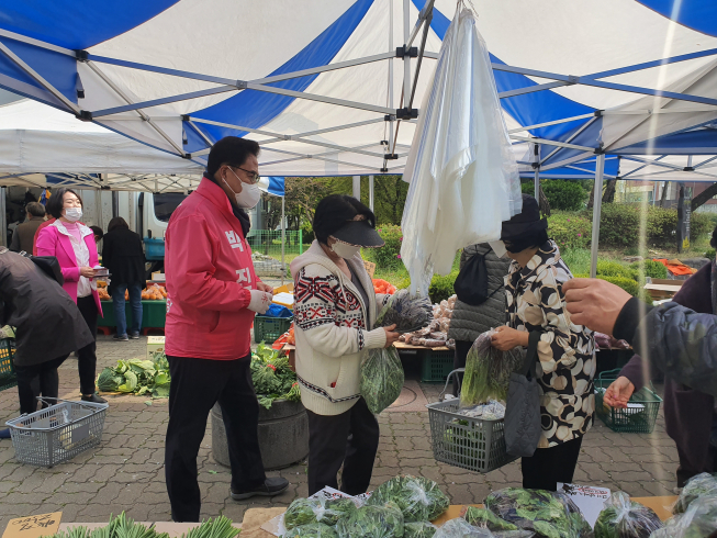 ▲11일 박진 미래통합당 강남을 후보가 일원동 까치마을 장터를 찾아 유권자와 인사를 나누고 있다.  (유혜림 기자 wiseforest@)