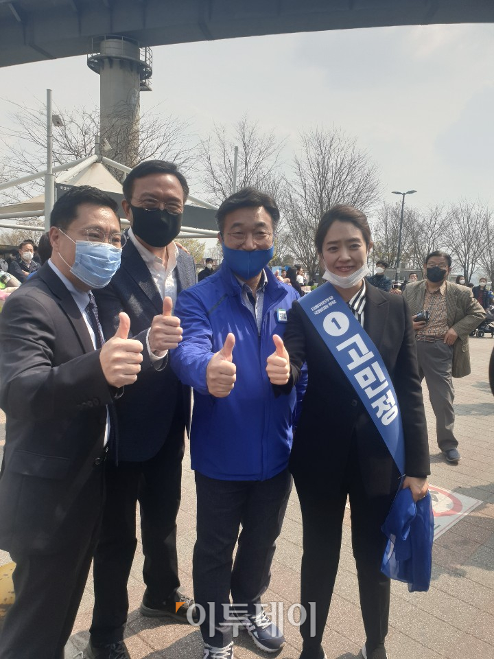 ▲(왼쪽부터) 양정철 민주연구원장, 이근형 더불어민주당 전략기획위원장, 윤호중 민주당 사무총장, 고민정 후보가 11일 서울 뚝섬유원지에서 펼쳐진 집중유세 후 포즈를 취하고 있다. (사진=이꽃들 기자 flowerslee@)