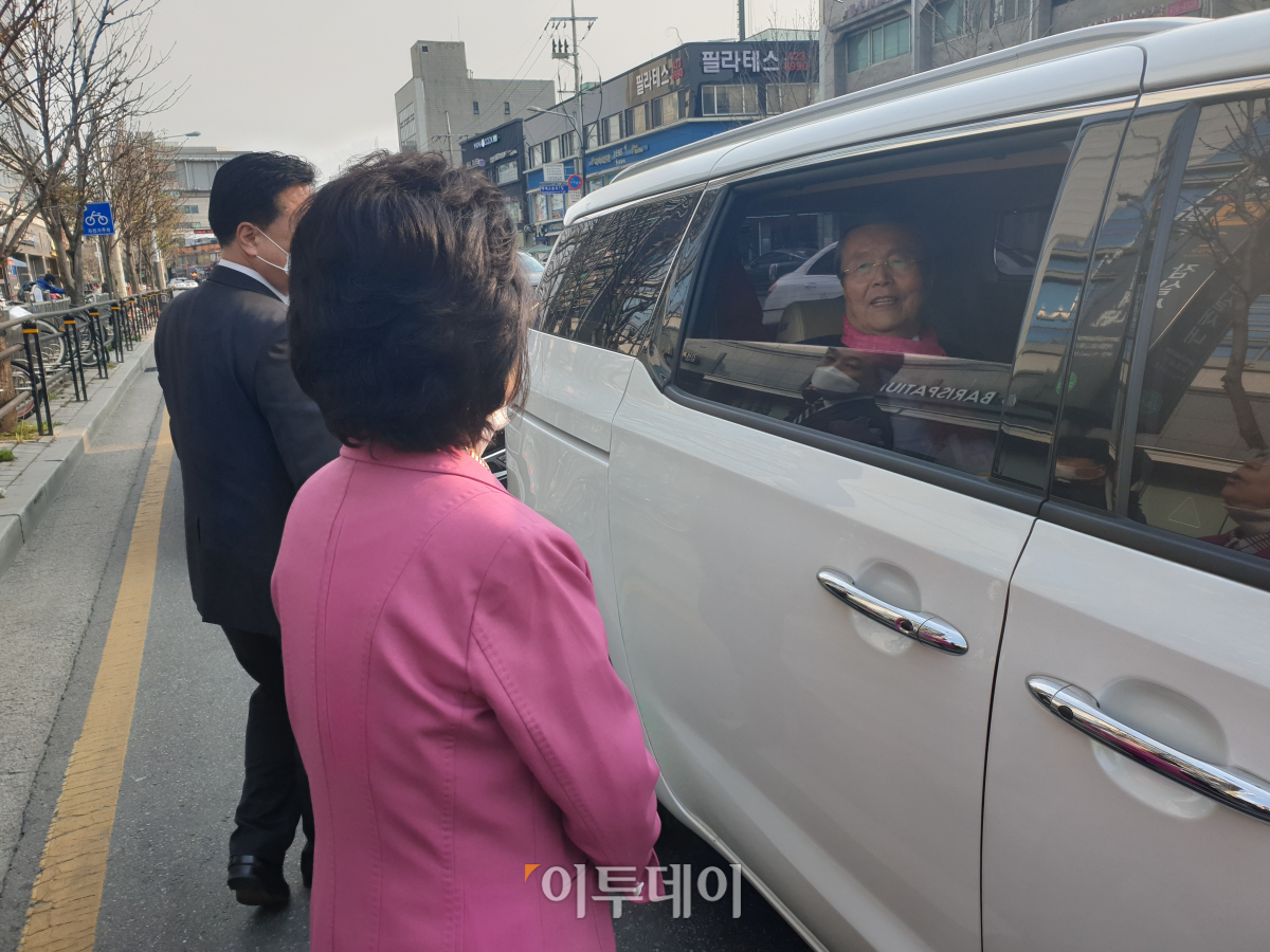 ▲미래통합당에서 공천 배제된 이후 한국경제당으로 당적을 옮긴 이은재 의원이 11일 21대 총선 송파을 지역구에 출마하는 배현진 미래통합당 후보 유세장에 등장했다. 차량을 타고 이동하는 김종인 총괄선대위원장의 모습. (사진=이꽃들 기자 flowerslee@)
