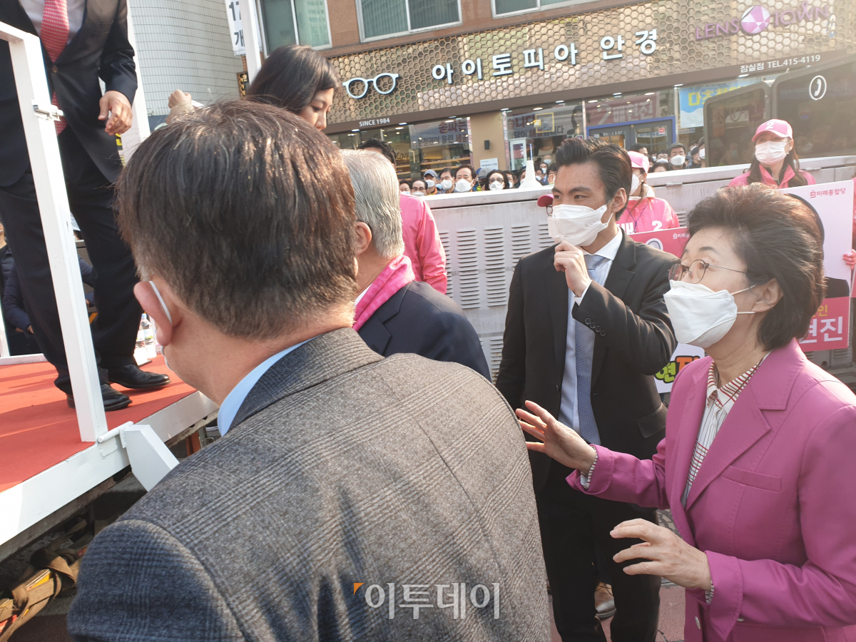 ▲미래통합당에서 공천 배제된 이후 한국경제당으로 당적을 옮긴 이은재 의원이 11일 21대 총선 송파을 지역구에 출마하는 배현진 미래통합당 후보 유세장에 모습을 드러냈다. (사진=이꽃들 기자 flowerslee@)