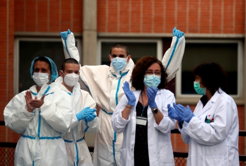 ▲스페인 레가네스 지역에 있는 병원 의료진이 코로나19로 사망한 동료 간호사를 기리며 박수를 치고 있다. 레가네스/로이터연합뉴스 