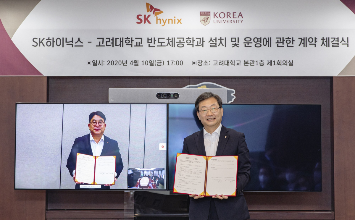 ▲SK하이닉스 대외협력총괄 김동섭 사장(왼쪽)과 정진택 고려대 총장(오른쪽)이 화상 회의를 통한 ‘반도체공학과 협약식’ 기념 사진을 촬영하고 있다. (사진제공=SK하이닉스)