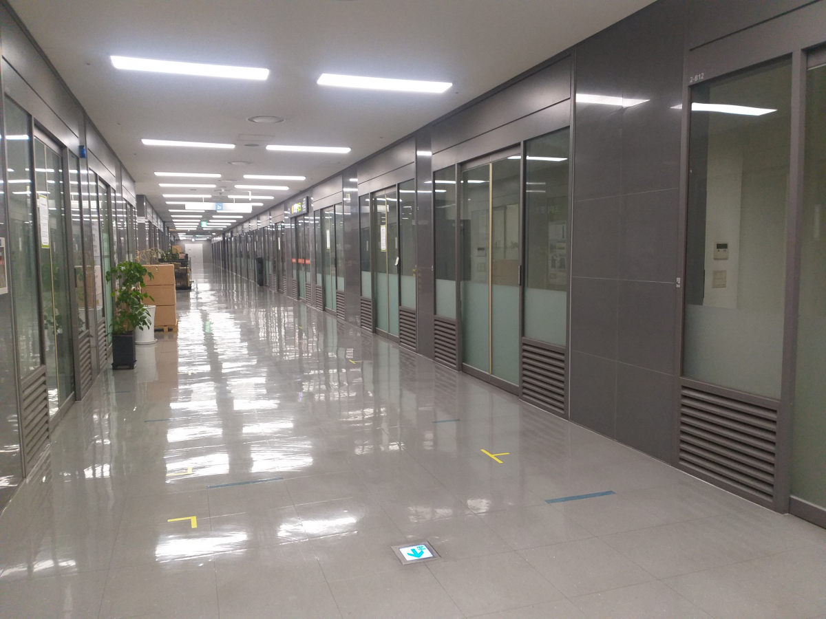 ▲텅 빈 점포가 늘어선 서울 송파구 문정동 '가든파이브 툴동' 상가 모습. 박종화 기자. pbell@