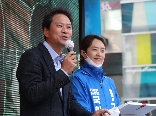 ▲12일 서울 광진구 건대입구역 사거리에서 임종석 전 청와대 비서실장이 제21대 국회의원선거 광진을에 출마한 고민정 더불어민주당 후보를 지원 유세하고 있다. (연합뉴스)