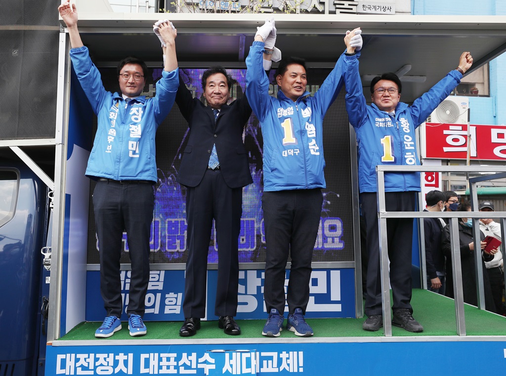 ▲이낙연 더불어민주당 공동상임선대위원장이 10일 대전 중앙시장에서 대전 동구 장철민 후보, 중구 황운하 후보, 대덕구 박영순 후보 지원유세를 하고 있다. (뉴시스)