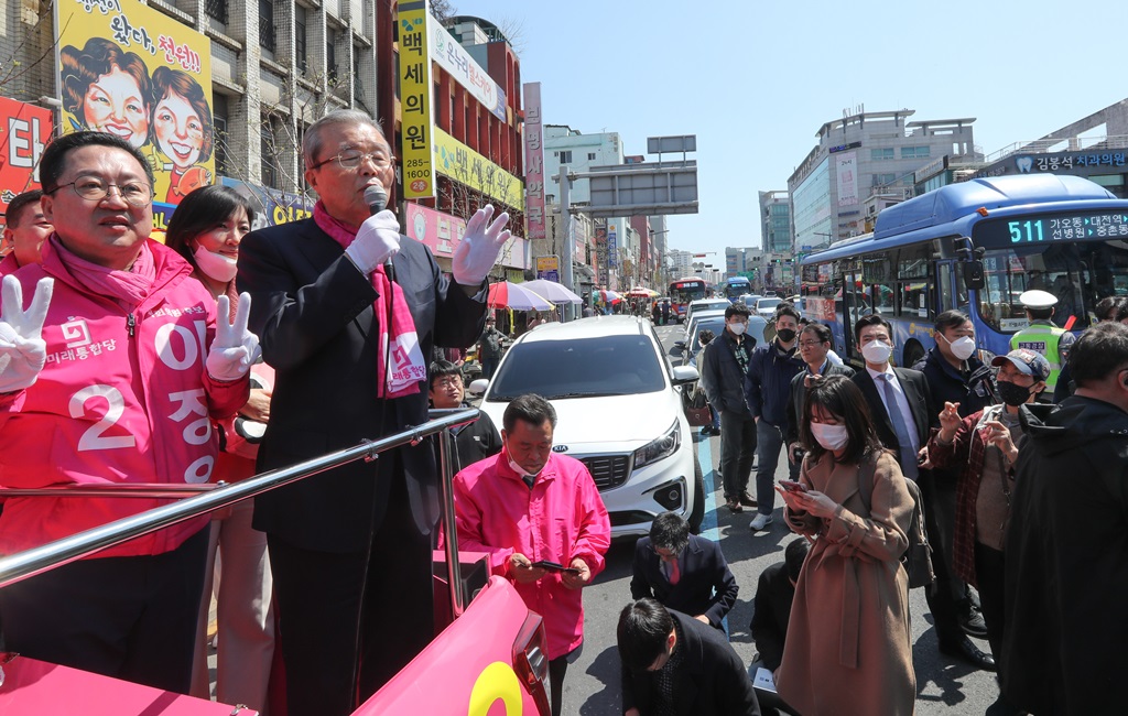 ▲5일 대전시 동구 중앙시장앞에서 열린 미래통합당 대전동 이장우 후보(왼쪽) 차량유세에서 김종인 총괄선대위원장이 연설하고 있다. (연합뉴스)