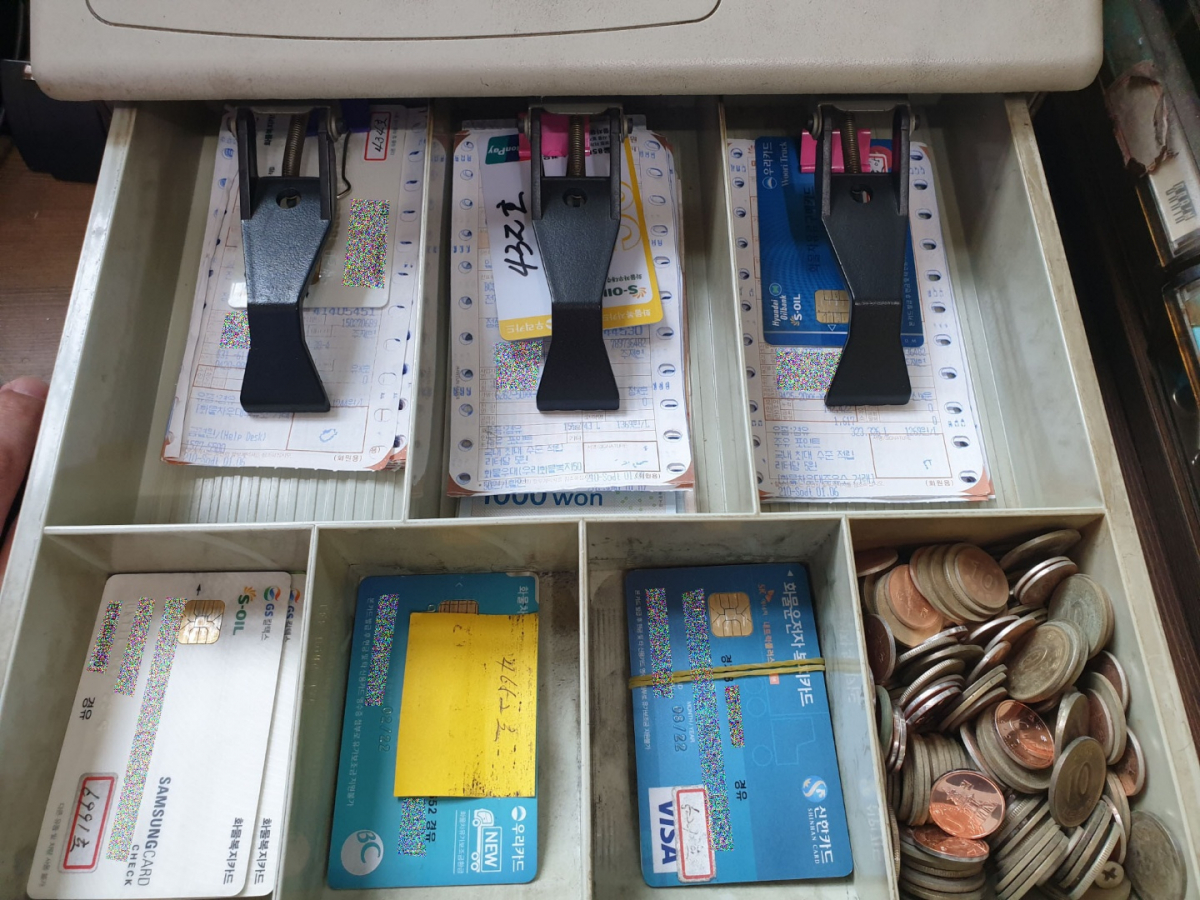 ▲한국석유관리원과 경기남부지방경찰청이 합동으로 단속한 주유소에서 발견된 화물차 유류구매카드로 주유소에서 보관하면서 부정한 방법으로 결제한 후 정부로부터 보조금을 교부받아온 것으로 드러났다. (사진제공=석유관리원)