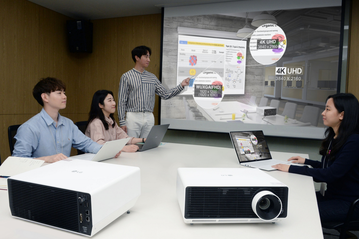 ▲LG전자 임직원들이 LG서울역빌딩 회의실에서 4K UHD 해상도뿐 아니라 다양한 편의 기능까지 탑재한 비즈니스 프로젝터 'LG 프로빔' 신제품(모델명: BU50NST)으로 회의를 하고 있다. (사진제공=LG전자)
