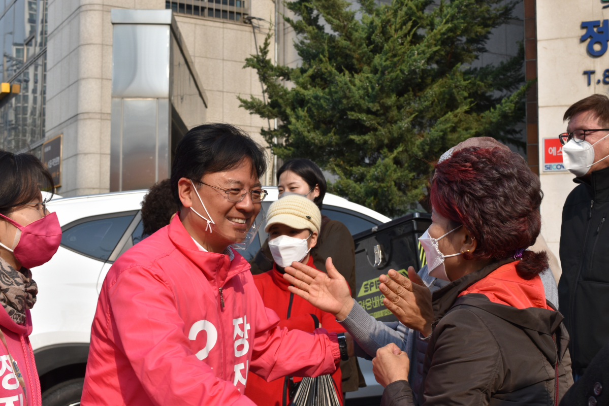 ▲장진영 미래통합당 후보가 10일 장승배기역 인근에서 유세를 마친 뒤 유권자들과 인사를 나누고 있다. (유충현 기자 @lamuziq)