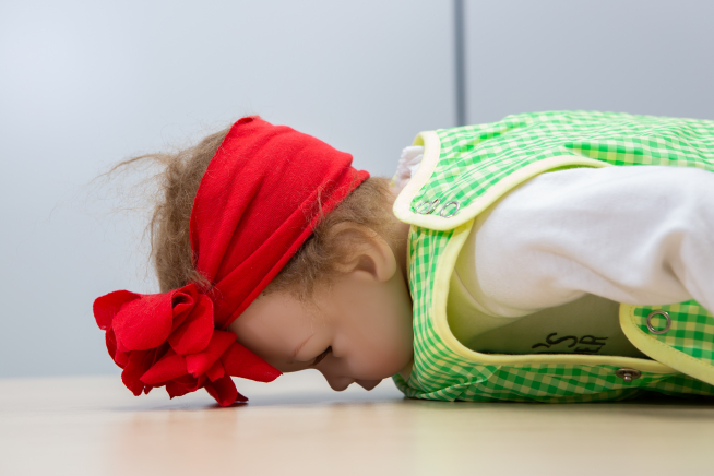 ▲영아가 엎드렸을 때 에어백이 2.5㎝가량 부풀어 올라 기도가 확보된 모습 (한국생산기술연구원 제공)