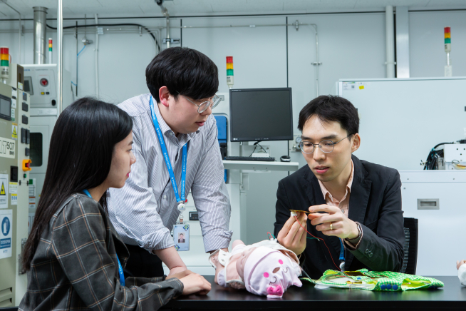 ▲에어백에 들어가는 섬유형 압력센서를 들고 있는 생기원 최성환 박사(오른쪽) (한국생산기술연구원 제공)