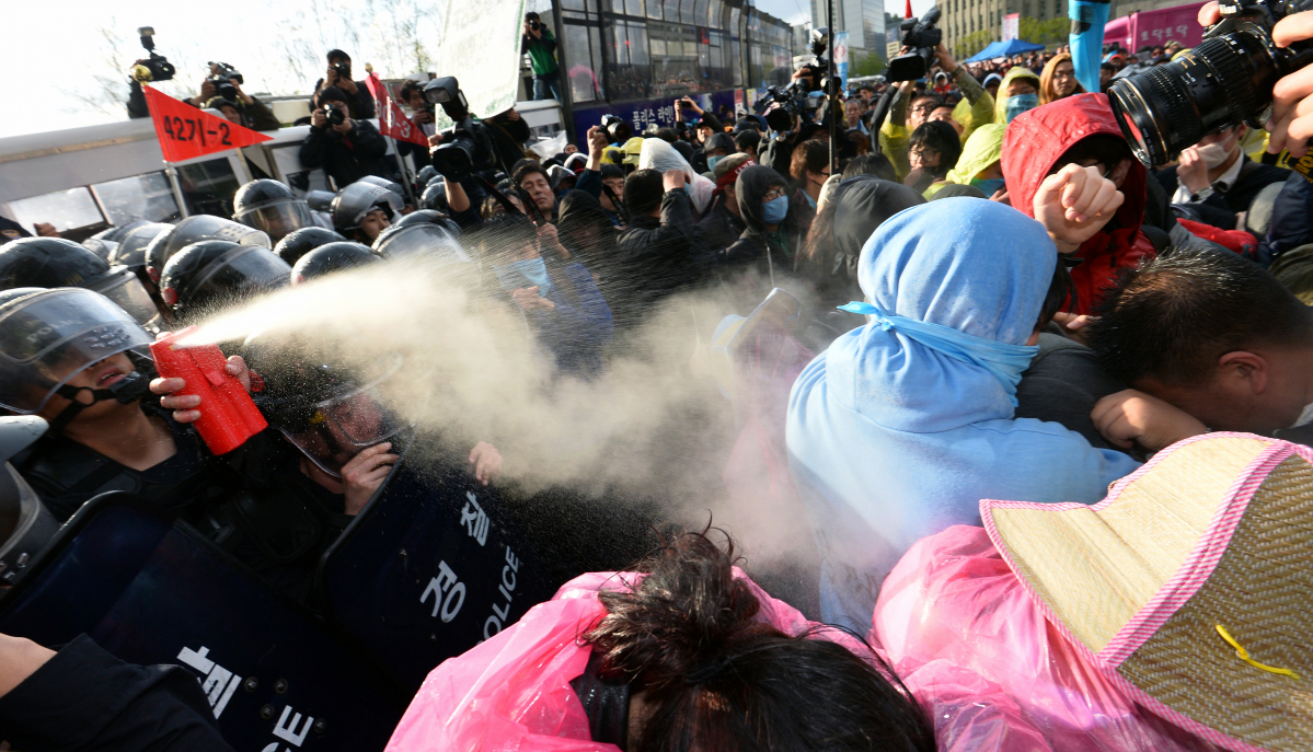 ▲근로자의 날인 1일 오후 서울광장에서 열린 '123주년 세계노동절 기념대회'에 참가한 민주노총 소속 근로자 및 참가자들이 기념대회를 마친 뒤 덕수궁 대한문 앞에 마련된 쌍용차 희생자 임시분향소로 진입하려하자 경찰병력이 소화기를 분사하며 저지하고 있다. (뉴시스)
