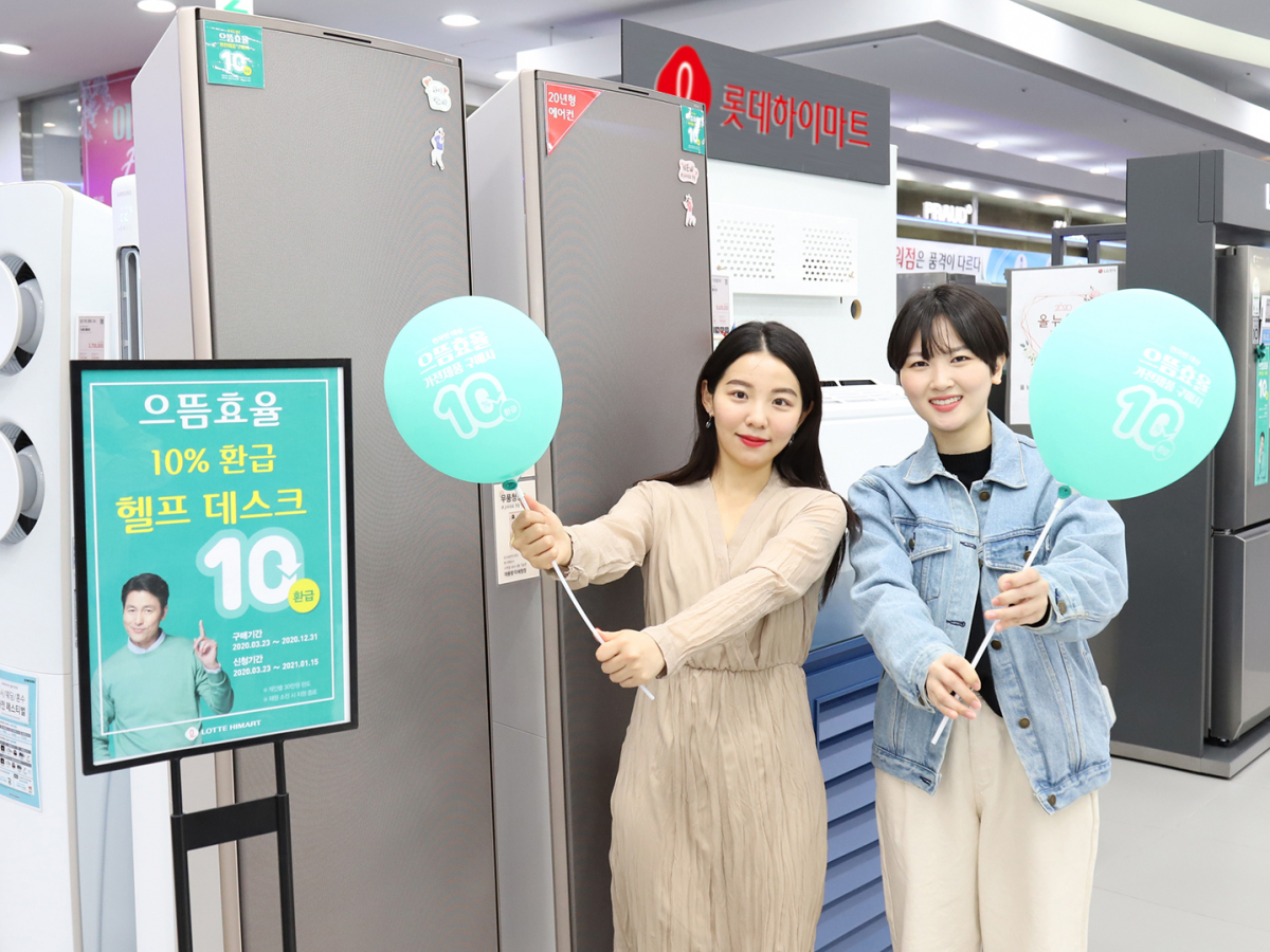 ▲롯데하이마트 월드타워점에서 모델들이 으뜸효율 가전제품인 에어컨을 선보이고 있다. (사진제공=롯데하이마트)