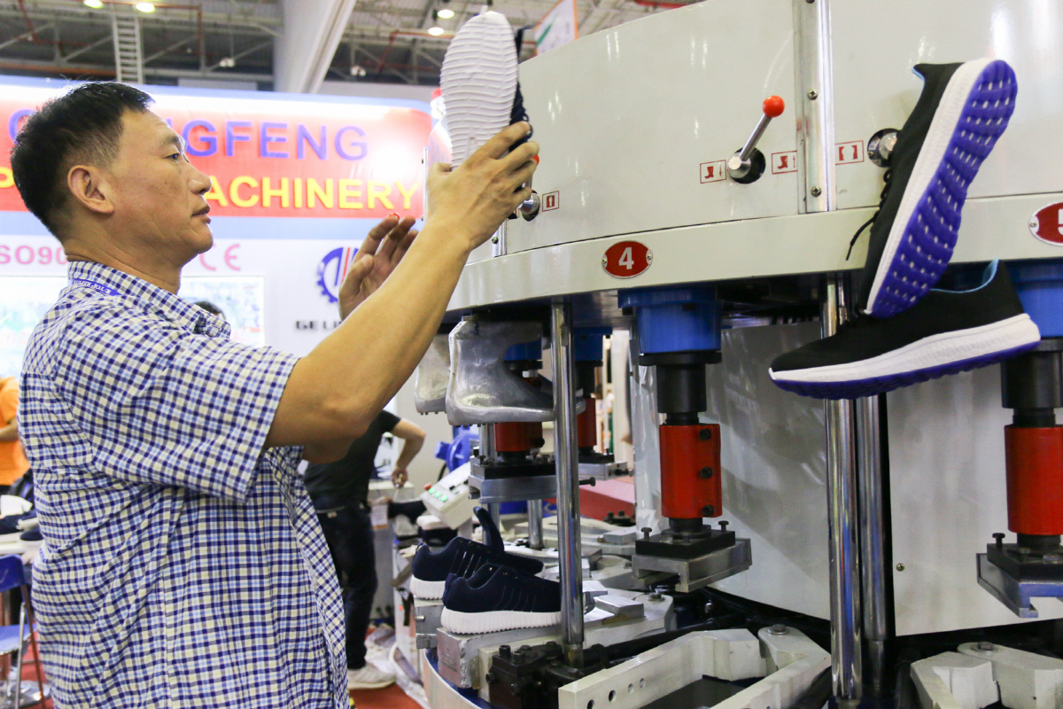 ▲베트남 호치민시에서 2017년 7월 12일(현지시간) 국제 신발가죽제품 전시회가 열린 가운데 한 업체 직원이 운동화 제조장비를 시연하고 있다. 호치민/신화뉴시스