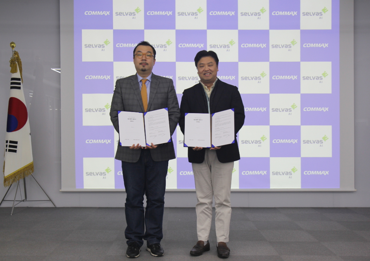 ▲셀바스 AI × 코맥스 업무 협약식. 좌: 셀바스 AI 윤승현 부사장, 우: 코맥스 변우석 대표이사 (사진=회사제공)