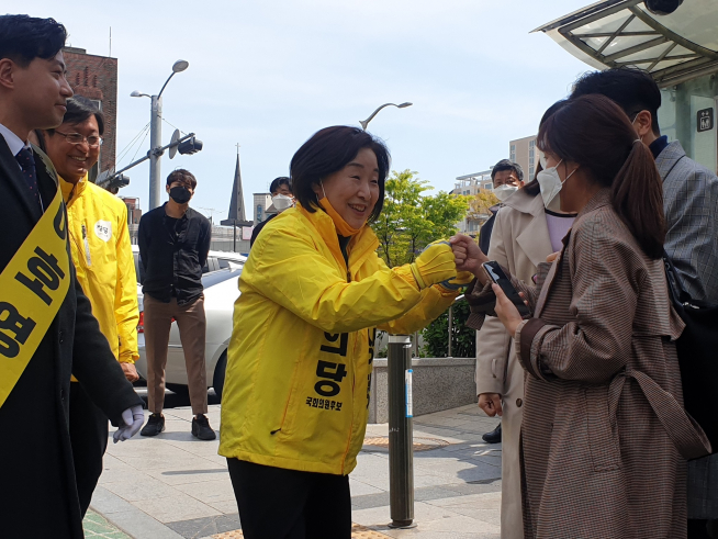 ▲13일 서울 동작구 남성사계시장에서 심상정 정의당 대표가 이호영 동작을 후보 지지연설을 마친 후 시민들과 인사하고 있다. (이주혜기자(winjh@))