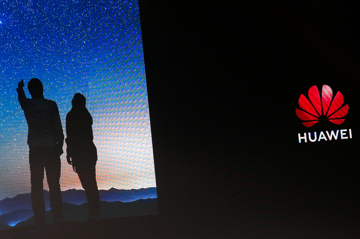 ▲영국 런던에서 2월 20일(현지시간) 화웨이가 신제품 전시회를 연 가운데 참관객들이 전시회장을 둘러 보고 있다. 런던/신화뉴시스