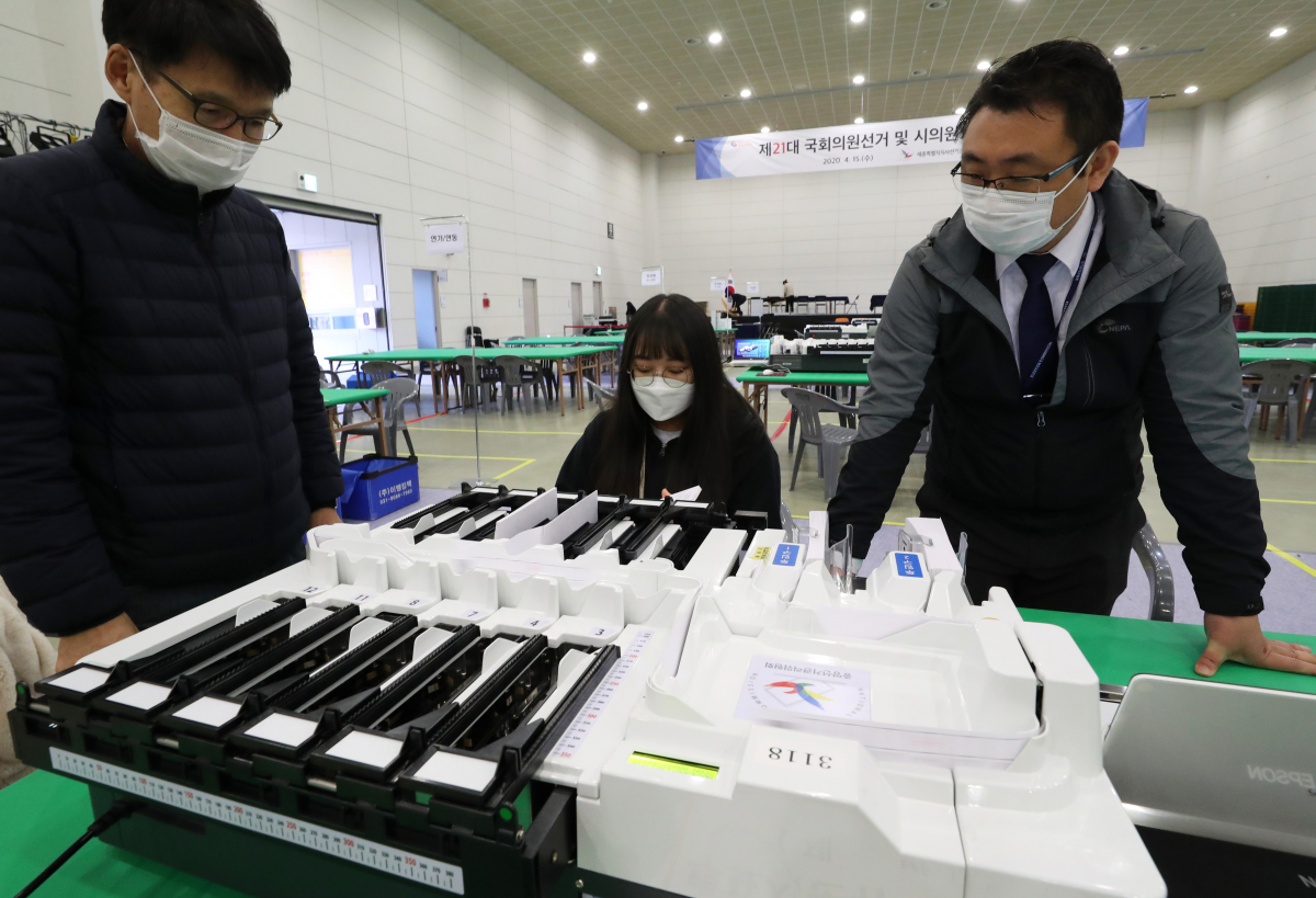 ▲4.15 총선을 이틀 앞둔 13일 세종시 정부세종컨벤션센터에 마련된 제21대 국회의원선거 및 시의원보궐선거 개표소에서 선관위 관계자들이 투표지 분류기를 점검하고 있다.  (연합뉴스)