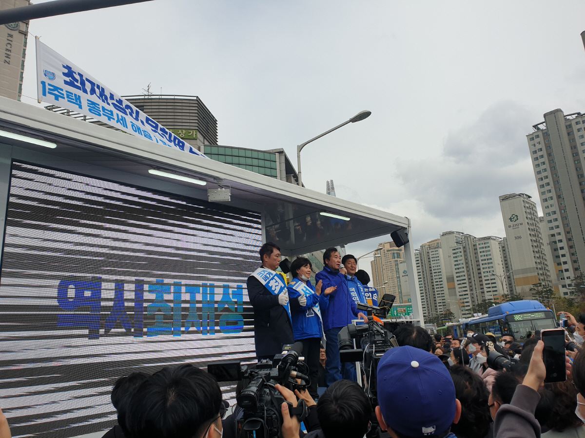 ▲잠실리센츠, 트리지움 등 대단지 아파트가 많은 서울 송파을 지역구에서 종부세 완화 공약이 관심을 모으는 가운데, 이낙연 더불어민주당 상임공동선대위원장이 12일 송파 갑, 을, 병 후보 지원 유세에서 종부세 완화 실현 의지를 드러냈다. (사진=이꽃들 기자 flowerslee@) 
