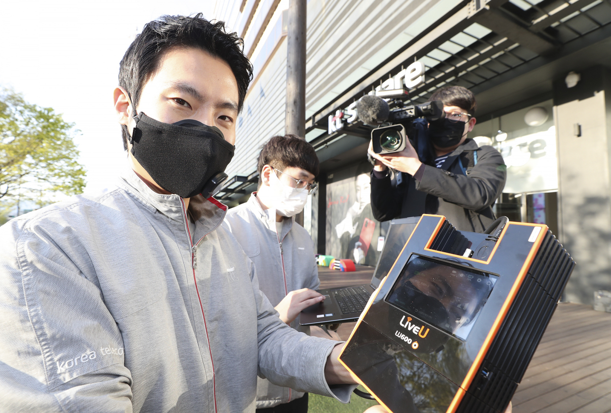 ▲서울 광화문 일대에서 KT 직원들이 5G 생중계 장비를 최종 점검하고 있다. (KT 제공)