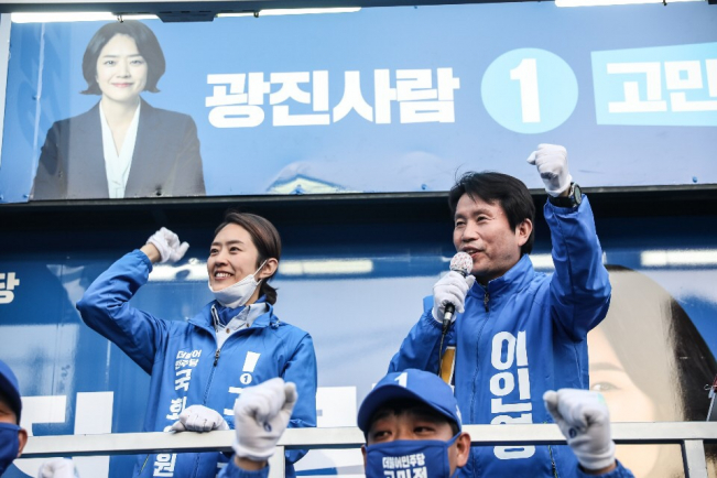 ▲이인영 더불어민주당 원내대표는 13일 서울 광진을에 출마한 고민정 후보 지원 유세에서 "고 후보를 당선시켜 주면 저와 민주당은 100% 국민 모두에게 긴급재난지원금을 드리기 위해 전력을 다하겠다"고 말했다. (사진제공=고민정 더불어민주당 광진을 후보 캠프 )