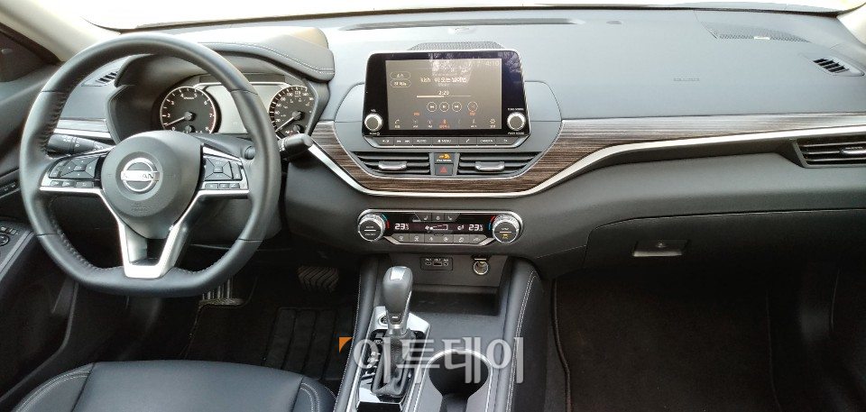 ▲실내는 단순하고 깔끔하다. 직선으로 뻗은 대시보드는 가죽과 나뭇결 무늬의 플라스틱 소재, 크롬 몰딩이 어우러져 차분한 분위기를 만든다. (유창욱 기자 woogi@)